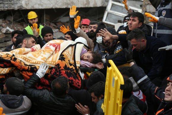 Les sauveteurs sortent une jeune fille des décombres d’un immeuble effondré, à Diyarbakir, en Turquie, le 6 février 2023.