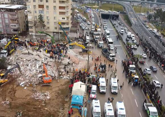 Les secouristes s’affairent dans les décombres d’un immeuble dévasté de Sanliurfa, dans le sud-est de la Turquie, après le séisme du 6 février 2023.