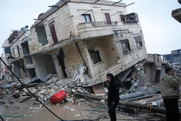 Devant un bâtiment effondré, dans la campagne de la ville d’Afrin, dans le nord-ouest de la Syrie, dans la partie de la province d’Alep tenue par les rebelles, le 6 février 2023.