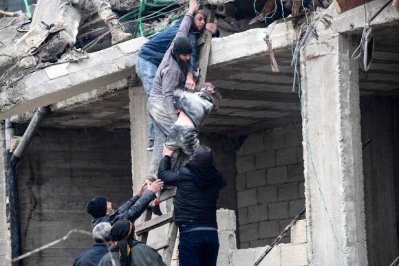 Des habitants récupèrent une fillette blessée dans les décombres d’un bâtiment effondré à la suite d’un tremblement de terre dans la ville de Jandaris, dans la campagne de la ville d’Afrin, dans le nord-ouest de la Syrie, dans la partie de la province d’Alep tenue par les rebelles, le 6 février 2023.