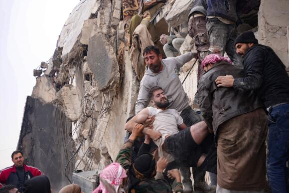 Des habitants récupèrent un homme blessé, dans la campagne de la ville d’Afrin, dans le nord-ouest de la Syrie, dans la partie de la province d’Alep tenue par les rebelles, le 6 février 2023.