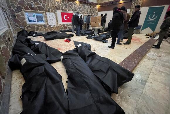 Des corps de victimes dans un hôpital, à Afrin, en Syrie, le 6 février 2023.