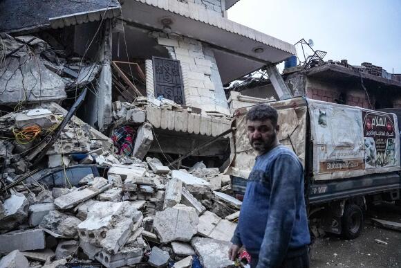 Un habitant, devant un bâtiment effondré, dans la campagne de la ville d’Afrin, dans le nord-ouest de la Syrie, dans la partie de la province d’Alep tenue par les rebelles, le 6 février 2023.