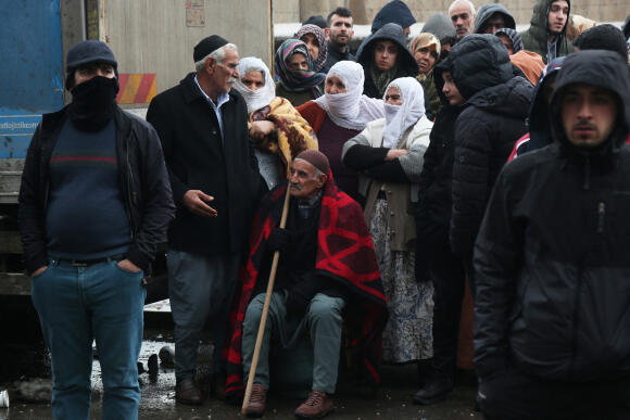 Άνθρωποι περιμένουν έξω καθώς πραγματοποιούνται επιχειρήσεις διάσωσης, στο Diyarbakir, Τουρκία, 6 Φεβρουαρίου 2023.