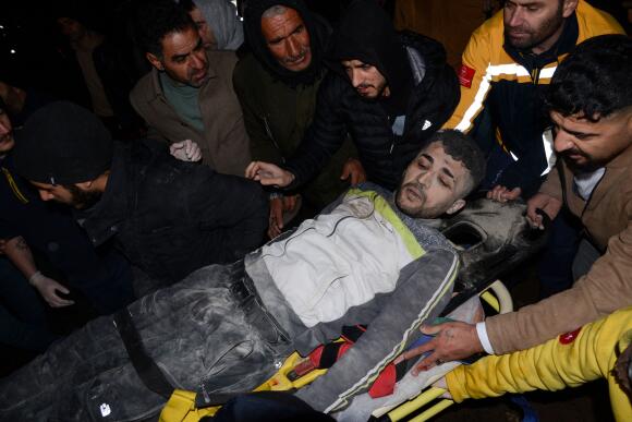 Un survivant est sorti des décombres à Diyarbakir, en Turquie, le 6 février 2023.