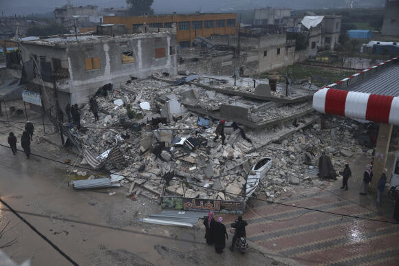 Un immeuble effondré à la suite du tremblement de terre dans la ville d’Azmarin, dans la province d’Idlib, dans le nord de la Syrie, lundi 6 février 2023.