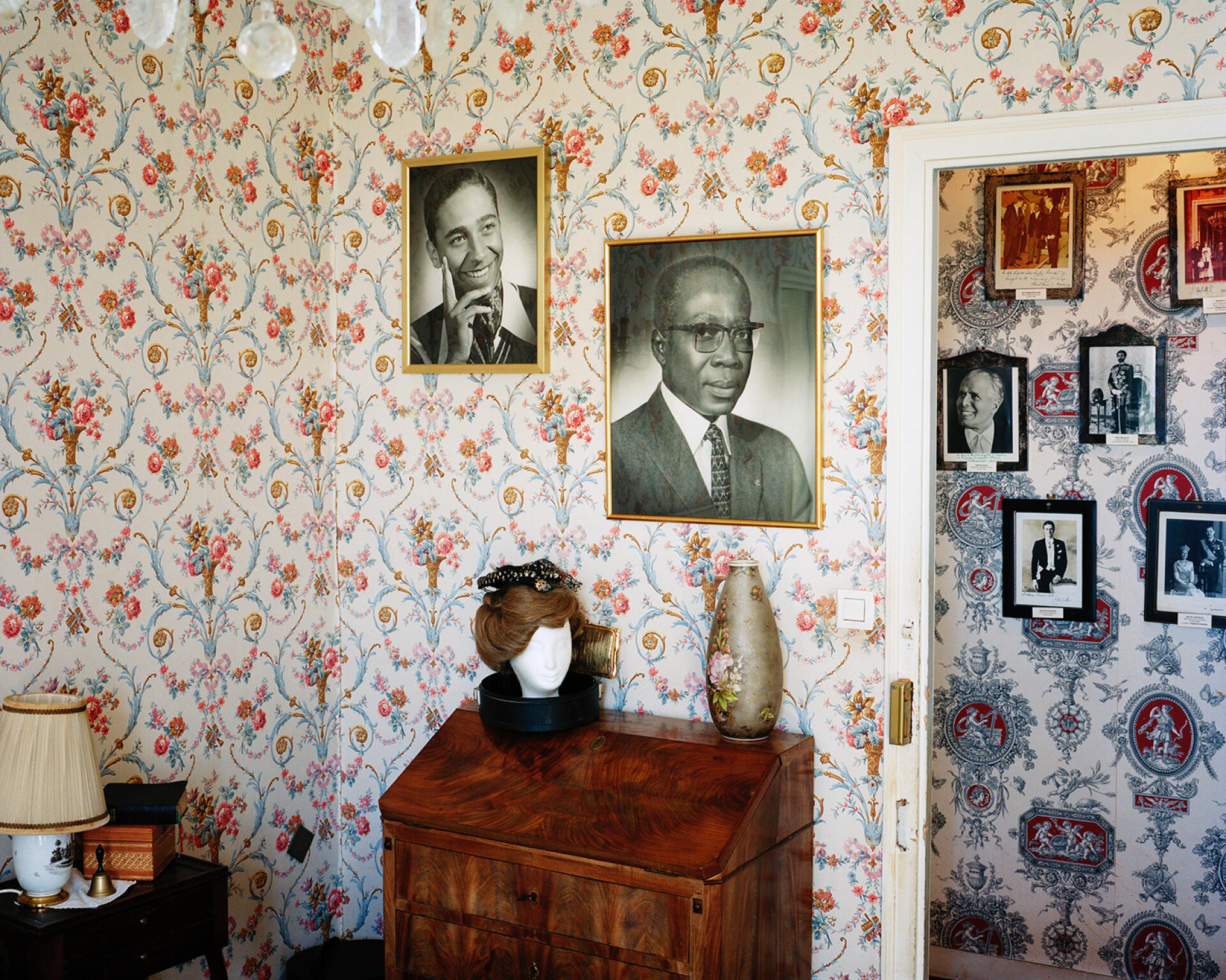 Les murs couverts de photographies, dont celle de son fils Philippe-Maguilen, mort en 1981, 
et celle du président-poète.