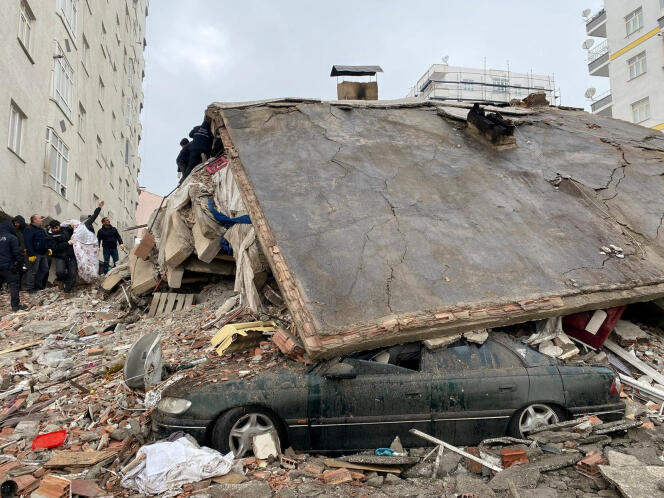 Les secours tentent de trouver des survivants dans les décombres des immeubles après le séisme qui a frappé le sud de la Turquie et le nord de la Syrie, à Diyarbakir (Turquie), le 6 février 2023.