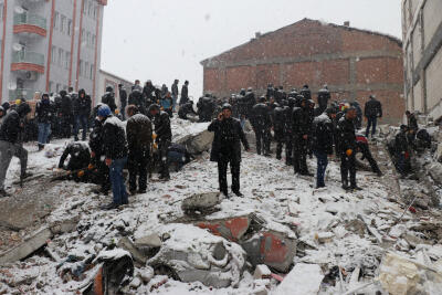 Des sauveteurs sortent une personne d’un bâtiment effondré après un tremblement de terre à Malatya, en Turquie, le 6 février 2023.