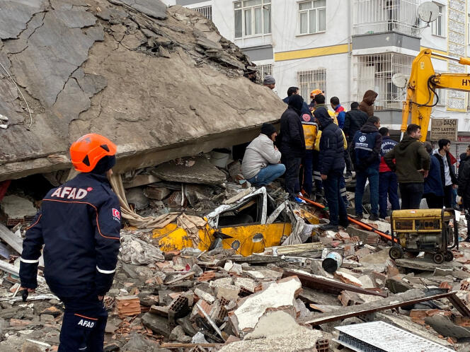 Des recherches en cours dans les décombres après le tremblement de terre à Diyarbakir, en Turquie, le 6 février 2023.