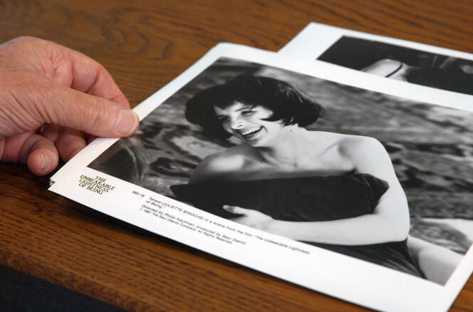 Milan Kundera regarde une photo de Juliette Binoche dans « L’Insoutenable Légèreté de l’être » (1988), film de Philip Kaufman, adapté de son roman (1984).
