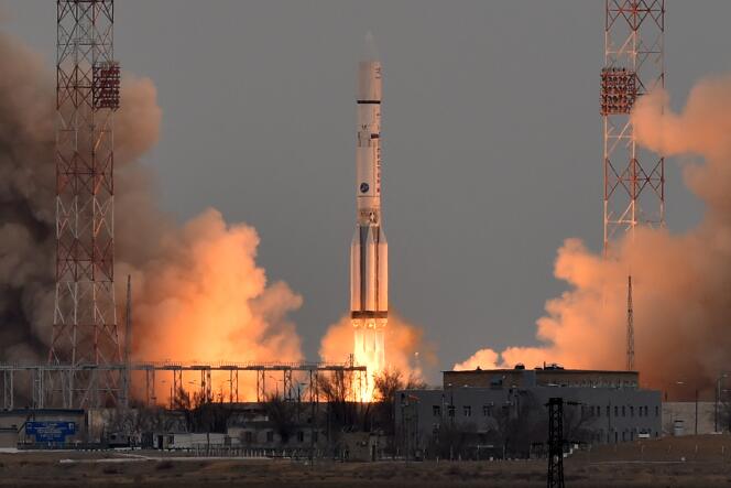 Une fusée russe Proton-M transportant le vaisseau spatial ExoMars décolle de la rampe de lancement du cosmodrome de Baïkonour, au Kazakhstan, le 14 mars 2016.