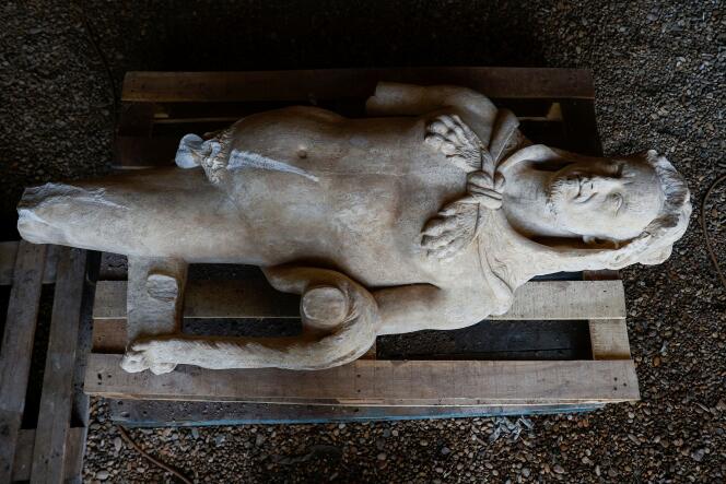 Estatua de un emperador romano inspirada en el héroe Heracles tras su descubrimiento en Roma, Italia, el 1 de febrero de 2023.