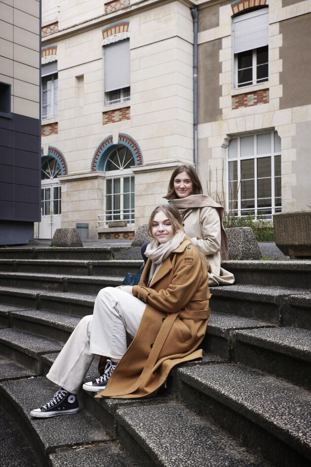 Apolline et Romane, 18 ans, élèves en cycle pluridisciplinaire d'études supérieures (CPES), dans la cour du lycée Descartes de Tours, le 27 janvier 2023.