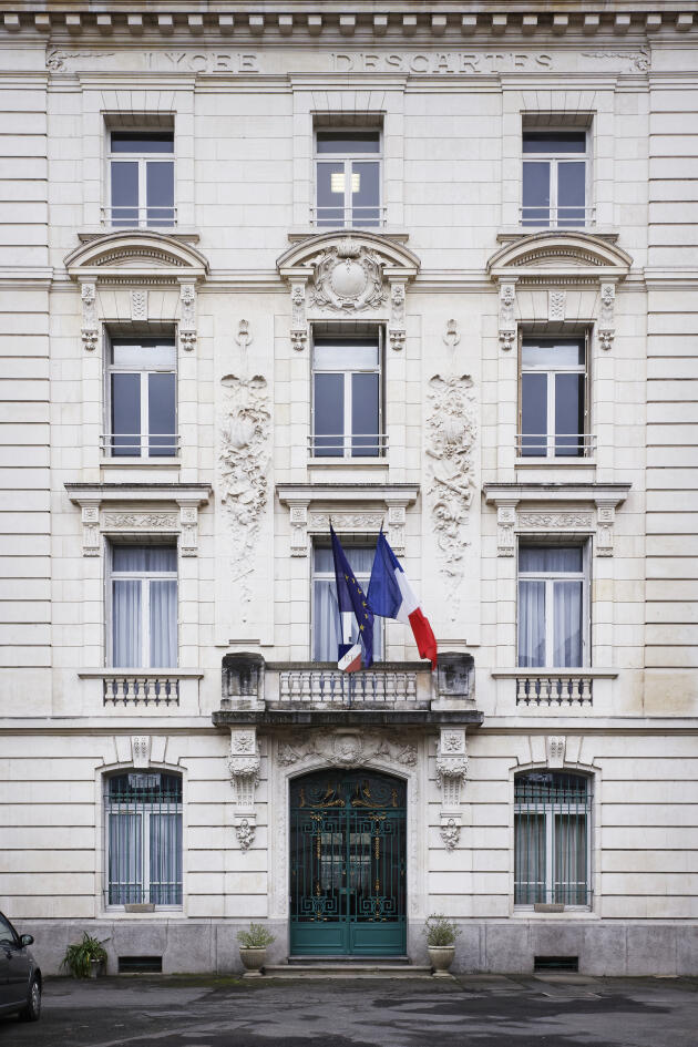La façade principale du lycée Descartes, à Tours, en janvier 2023.