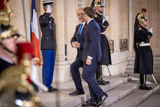 El Primer Ministro destituido, Benyamin Netanyahu, recibido por Emmanuel Macron, en el Palacio del Elíseo, el 2 de febrero de 2023. 