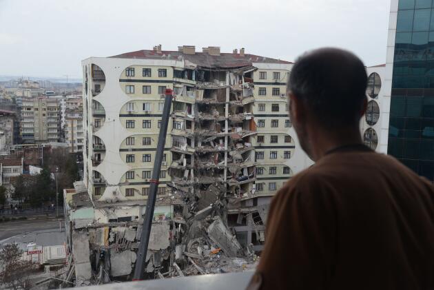 Vue d’un immeuble effondré à Diyarbakir (Turquie), le 6 février 2023.