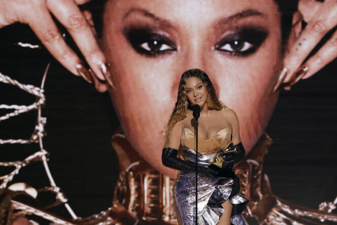 La chanteuse Beyoncé récompensée pour son album « Renaissance », lors de la cérémonie des Grammy Awards, à Los Angeles, en Californie, le 5 février 2023. 