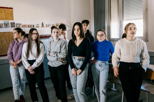 Lors de l’atelier dédié au consentement avec des élèves d’une classe de 3e au collège Emmanuel-Maffre-Baugé de Paulhan (Hérault). La salle est divisée en deux par un marquage au sol « d’accord » et « pas d’accord ». A chaque question posée, les élèves doivent se positionner d’un côté ou de l’autre.