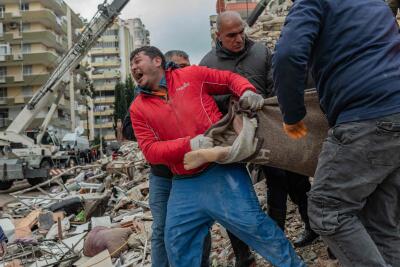 Des secouristes évacuent une victime des décombres à Adana, dans le sud-est de la Turquie, après le séisme du 6 février 2023. 