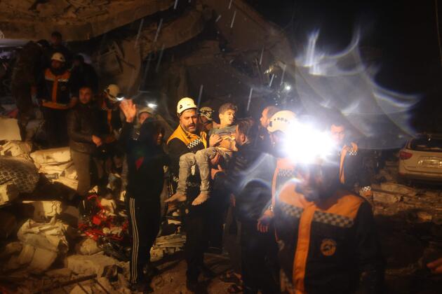 Los equipos de rescate sacan a un niño de entre los escombros en Al-Dana, en la región de Idlib en Siria controlada por los rebeldes, a primeras horas del 6 de febrero de 2023.