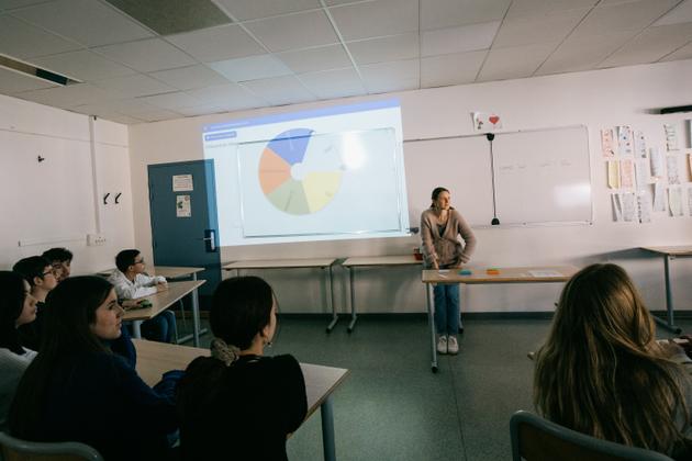 Julie Delcasso, professeure de sciences de la vie et de la terre, lors du quiz par équipe, au collège Emmanuel-Maffre-Baugé à Paulhan (Hérault), le 2 février 2022.