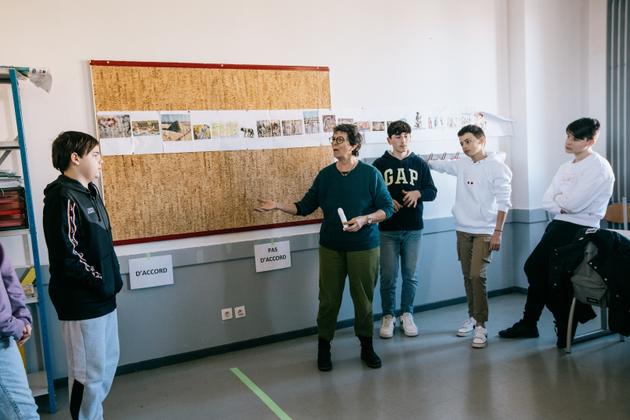Isabelle Lardat, professeure de sciences de la vie et de la terre au collège Emmanuel-Maffre-Baugé à Paulhan (Hérault), anime un atelier dédié au consentement avec des élèves d’une classe de 3e. Un pénis en polystyrène est passé d’un élève à l’autre, en guise de bâton de parole. Le 2 février 2023.