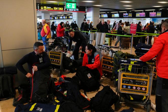 Bomberos españoles se preparan para partir hacia Turquía en una misión de asistencia tras los terremotos que azotaron el sureste del país, en Madrid, el 6 de febrero de 2023.