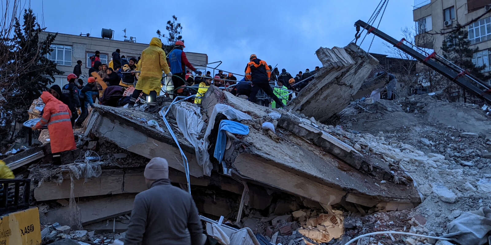 Des secouristes à la recherche de survivants dans les décombres, à Sanliurfa, dans le sud-est de la Turquie, après les séismes du 6 février 2023. 