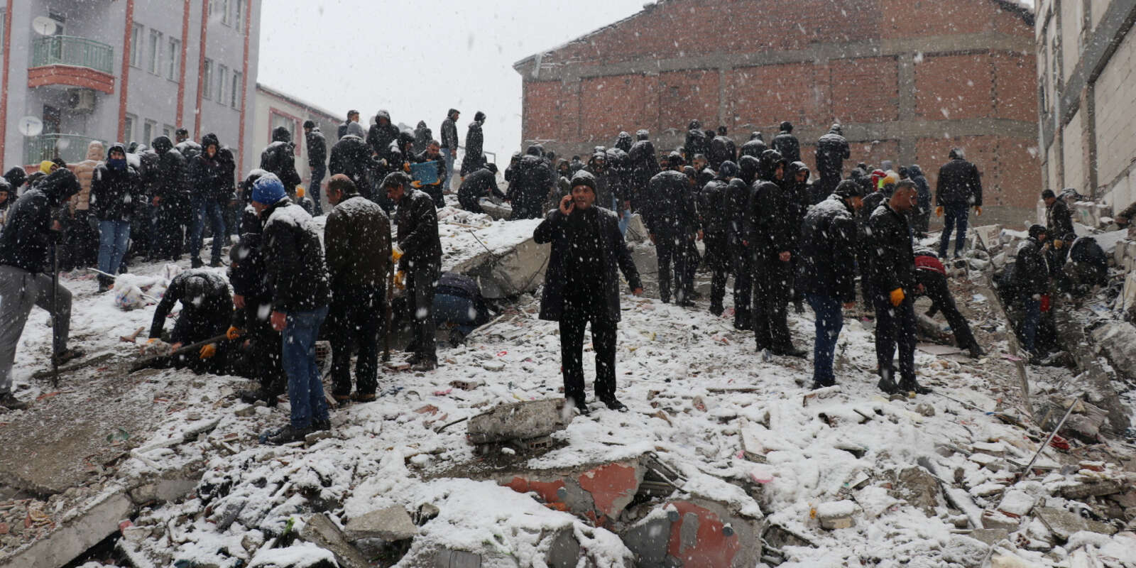 Des sauveteurs sortent une personne d’un bâtiment effondré après un tremblement de terre à Malatya, en Turquie, le 6 février 2023.