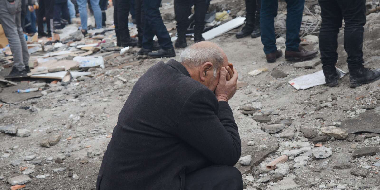 Un homme est pris par l’émotion alors que les membres de la protection civile recherchent des éventuels survivants dans les décombres, à Diyarbakir, le 6 février 2023.