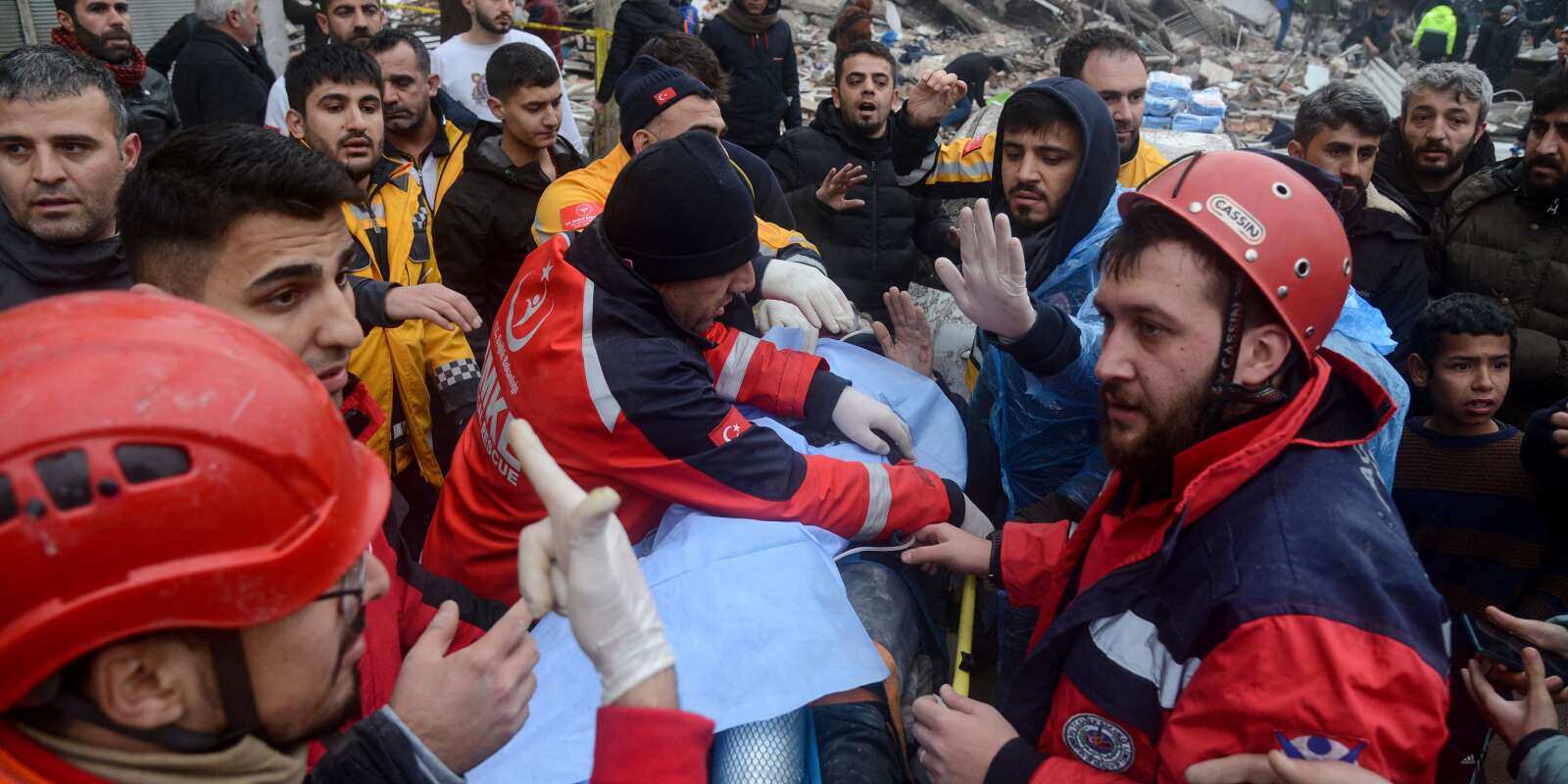 Des secouristes et des volontaires sortent un survivant des décombres à Diyarbakir, le 6 février 2023.