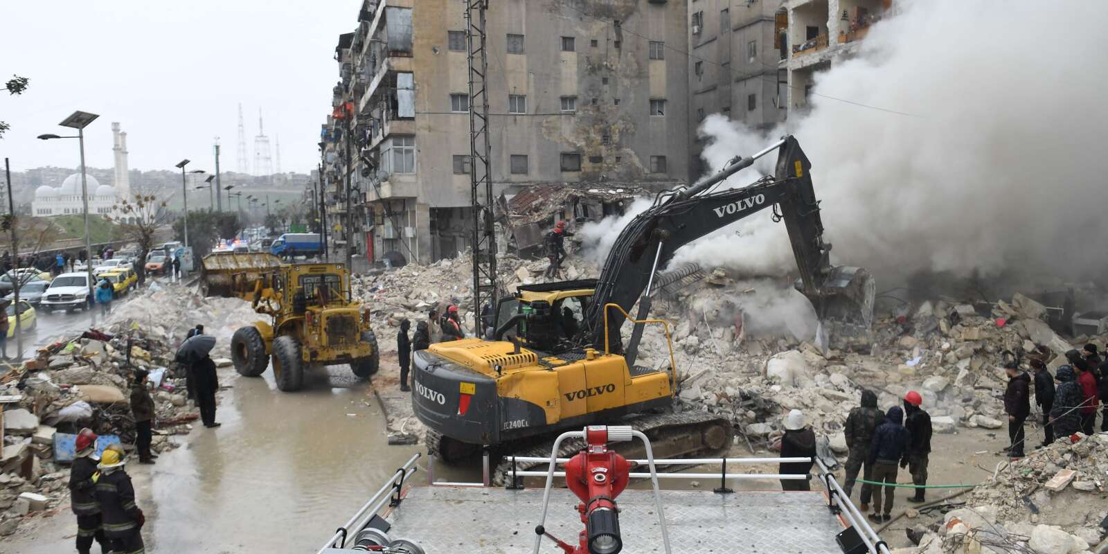 Des équipes de secours recherchent des survivants sous les décombres d’un bâtiment effondré après un tremblement de terre dans la ville d’Alep, dans le nord de la Syrie, contrôlée par le régime, le 6 février 2023. 