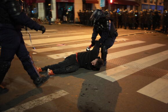 Arrestation en fin de manifestion à Paris, Place de la Bastille, 7 février 2023.