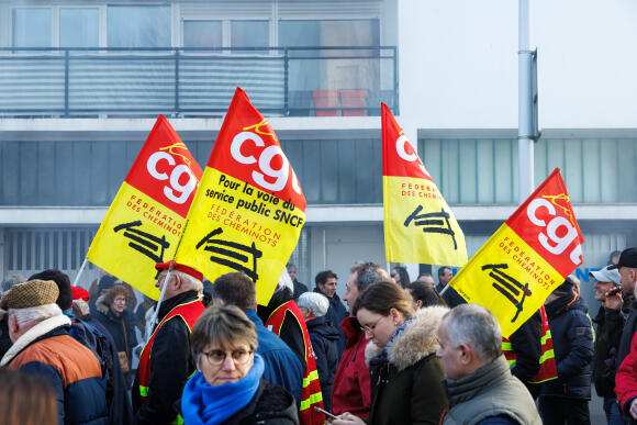 Cheminots de la SNCF militants de la CGT pendant la manifestation dans les rues de Saint-Nazaire (44) contre la réforme des retraites (report de l’âge légal de départ à la retraite à 64 ans et augmentation de la durée de cotisation) suite à l’appel national de l’intersyndicale FO, CGT, CFDT, CFTC, Unsa, CFE-CGC, FSU, Solidaires et des organisations étudiantes et lycéennes le mardi 31 janvier 2023.