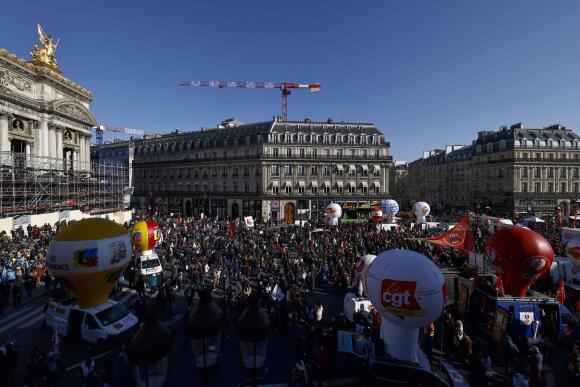 Les manifestants rassemblés place de l'Opera, à Paris, au troisième jour de mobilisation contre la réforme des retraites, le 7 février 2023.