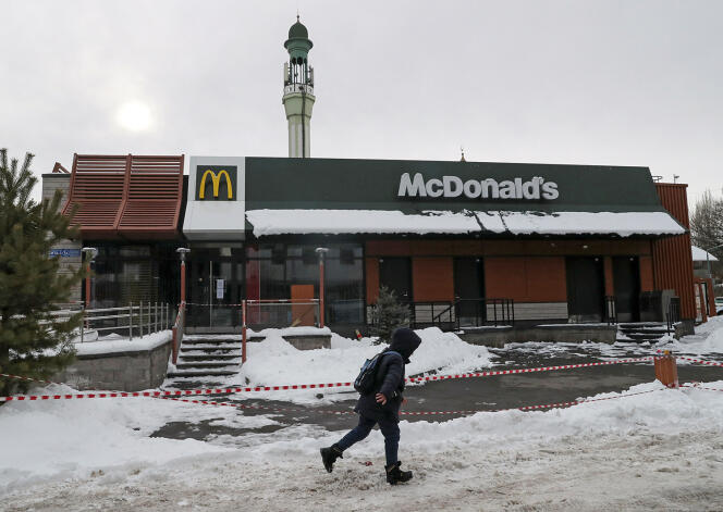 Frente a un restaurante McDonald's en Almaty (Kazajstán), 6 de enero de 2023, al día siguiente de su cierre.
