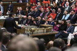 Le premier ministre britannique, Rishi Sunak, fait face aux élus de la Chambre des communes, à Londres, le 1er février 2023.