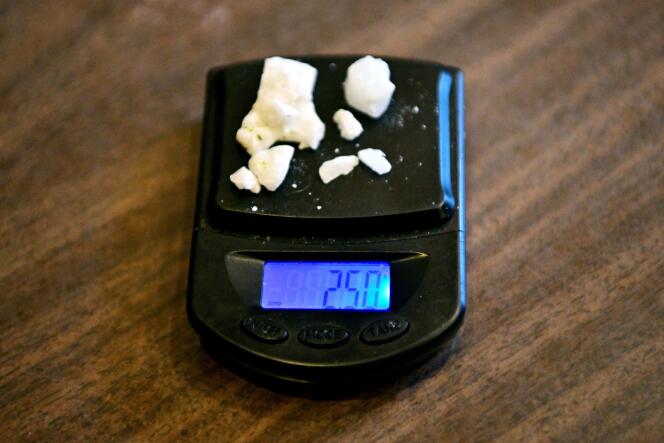 Une dose de 2,5 grammes de cocaïne sur une balance.