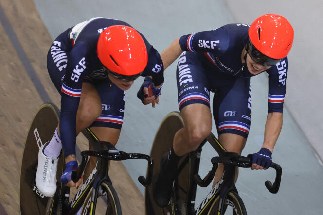 Clara Copponi (izquierda) y Valentine Fortin, durante la final femenina de 30 km de Madison, en el campeonato mundial de ciclismo en pista, en el velódromo de Saint-Quentin-en-Yvelines, el 15 de octubre de 2022.