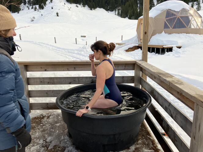 Bain dans un bassin d’eau glacée au Chalet de la Balme (Haute-Savoie), le 4 février 2023.