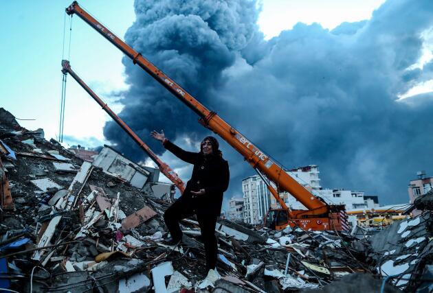 Des personnes recherchent des victimes sur le site d’un bâtiment effondré après un tremblement de terre dans le district d’Iskenderun à Hatay, en Turquie, le 7 février 2023.
