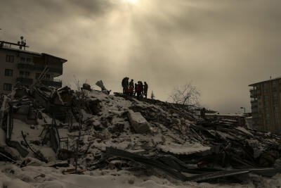 Les secours s’organisent, le 7 février 2023, sur les débris d’immeubles détruits par le tremblement de terre, à Malatya.
