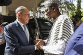 En visite au Mali, le ministre des affaires étrangères russe, Sergueï Lavrov, prend les Occidentaux pour cible