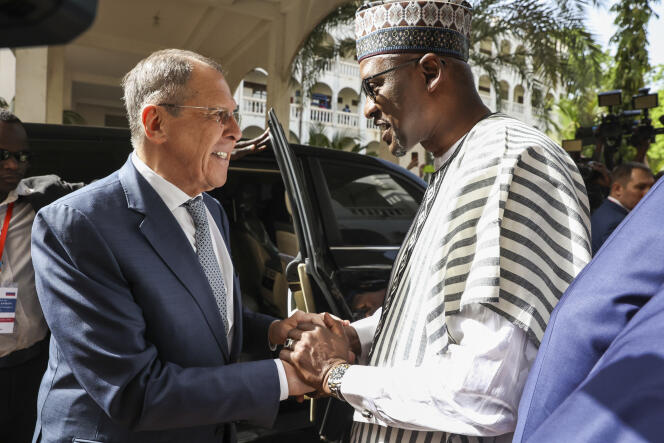 Le ministre russe des affaires étrangères, Sergueï Lavrov, et son homologue malien, Abdoulaye Diop, à Bamako, le 7 février 2023.