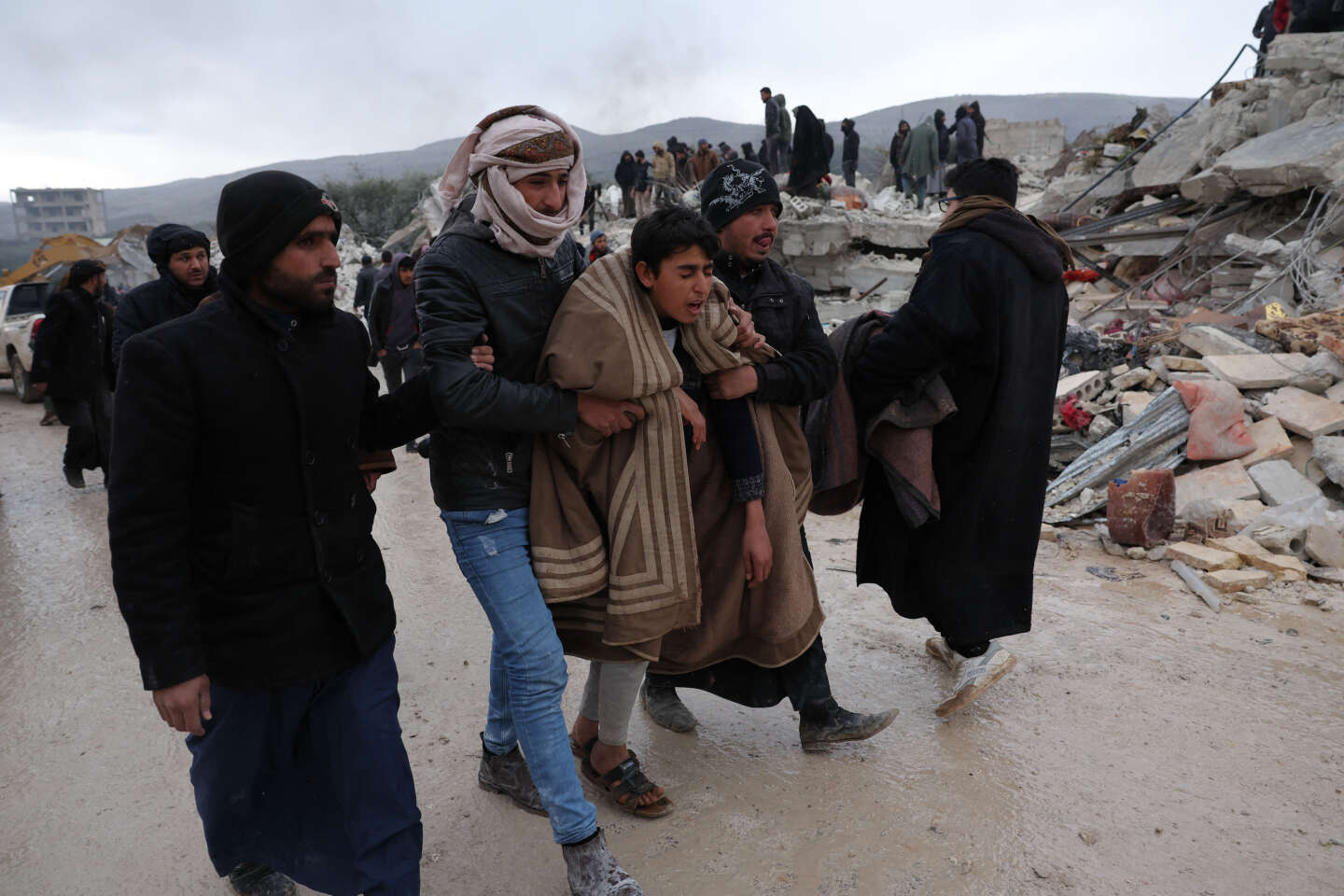 Regarder la vidéo Séismes en Turquie et Syrie : plus de 4 300 morts, les secours à la lutte avec le froid pour retrouver des rescapés