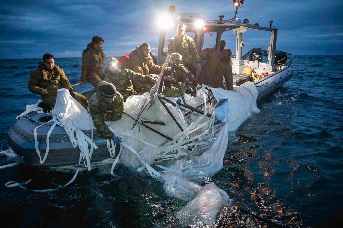 Esta foto proporcionada por la Marina de los EE. UU. muestra la recuperación del globo chino, luego de que fuera destruido, frente a Myrtle Beach, Carolina del Sur, en el Océano Atlántico, el 5 de febrero de 2023.