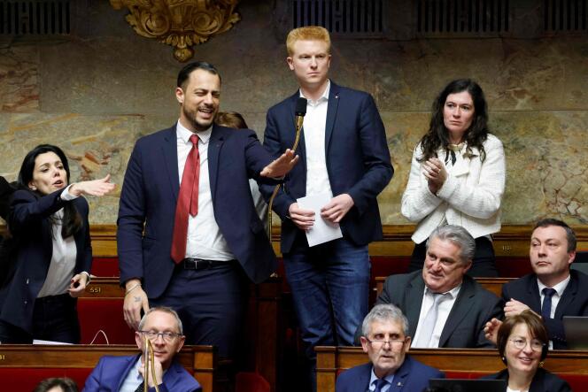 Adrien Quatennens, face au micro, à l’Assemblée nationale, à Paris, le 7 février 2023. Conspué par une partie de l’Hémicycle, le député La France insoumise est soutenu, de gauche à droite, par Sophia Chikirou, Sebastien Delogu et Nathalie Oziol.