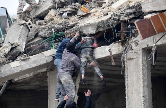 Des habitants sortent une fillette blessée des les décombres, dans la ville de Jandaris, dans la campagne de la ville d’Afrin, au nord-ouest de la Syrie, dans la partie de la province d’Alep tenue par les rebelles, le 6 février 2023.
