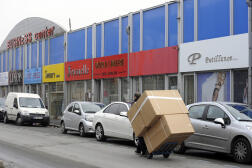 Dans le quartier des magasins de textile en gros, à Aubervilliers (Seine-Saint-Denis), le 2 février 2011.